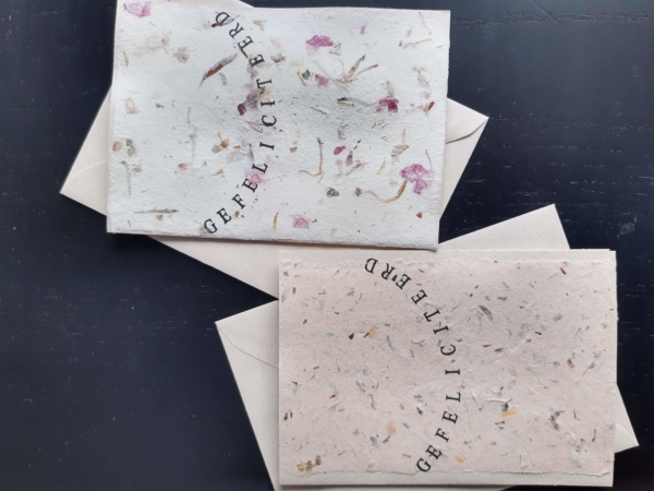 tekstkaart gefeliciteerd: gestempeld op handgeschept papier met bloemblaadjes